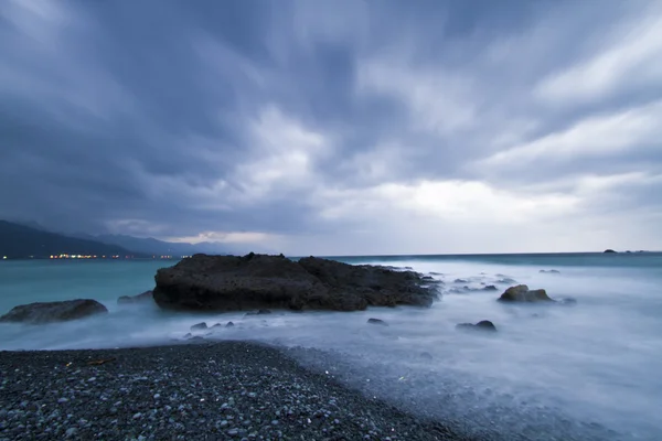 Moře pod zamračenou oblohou — Stock fotografie