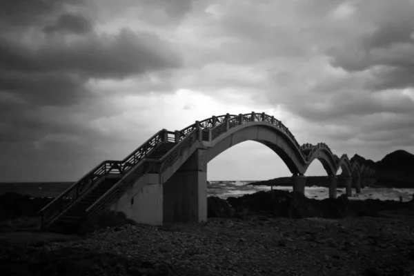 Bogenbrücke über Ozean — Stockfoto