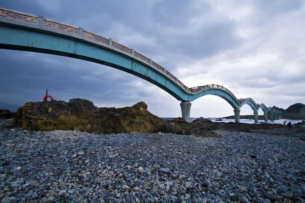 Puente arco a través del océano — Foto de Stock