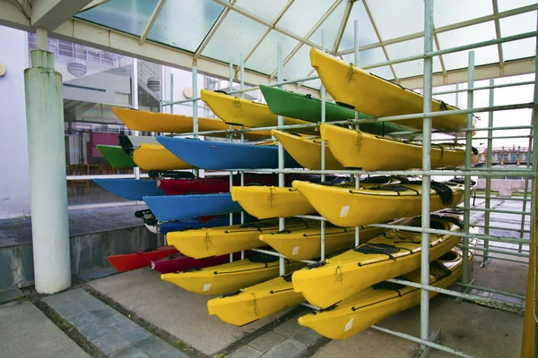 Array of color canoes — Stock Photo, Image