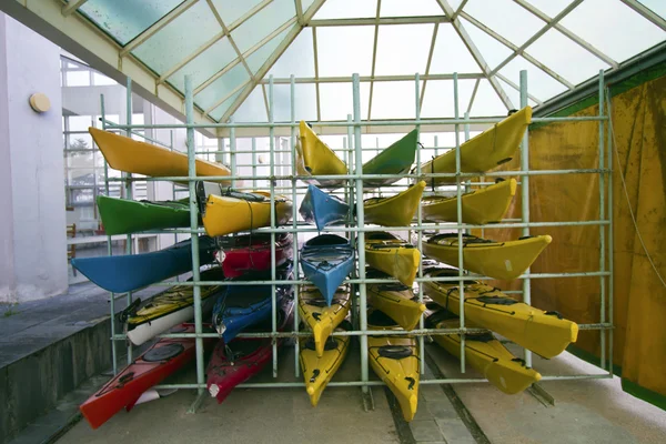 Array of color canoes — Stock Photo, Image