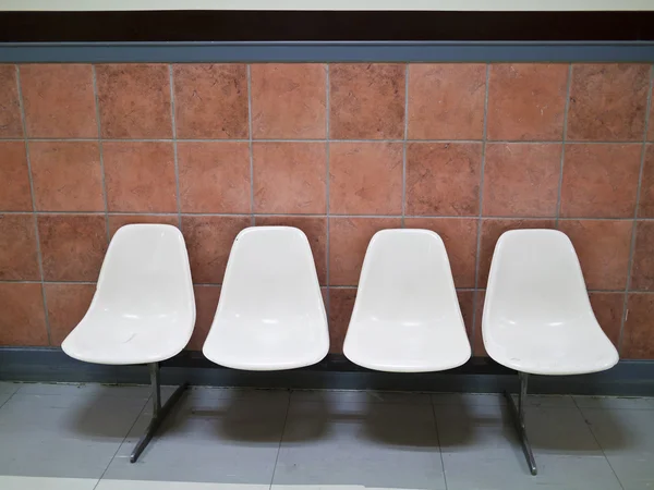 Een rij van witte stoelen — Stockfoto