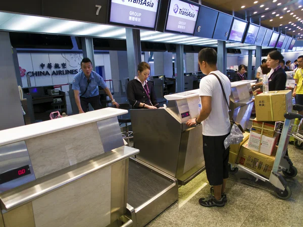 Comptoir d'enregistrement à l'intérieur de l'aéroport Taipei Songshan — Photo