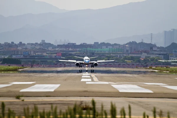 Airplane landing on runway — Stock Photo, Image