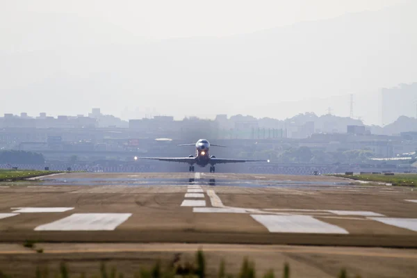 Aeroplano in decollo sulla pista Foto Stock