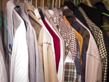 Giysiler rafta asılı.