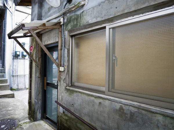 오래 된 창문이 건물 벽 — 스톡 사진