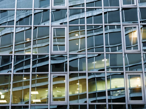 Fenêtres en verre de l'immeuble de bureaux moderne — Photo