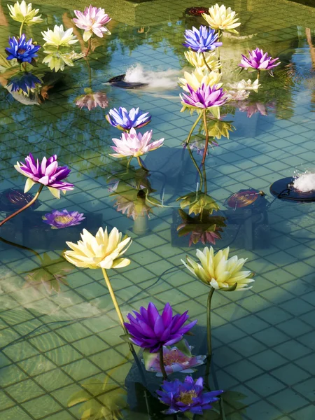 Plastik renkli dekorasyon lotus gölet, Taipei — Stok fotoğraf