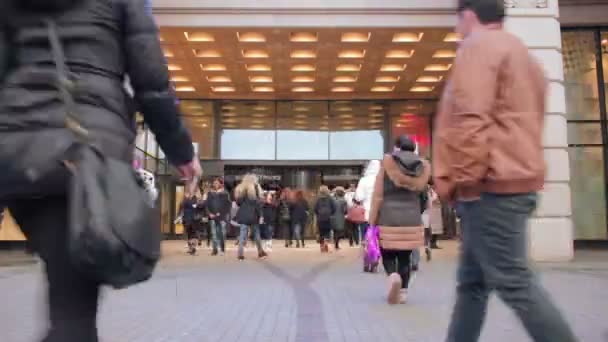 Вход в торговый центр со множеством посетителей — стоковое видео