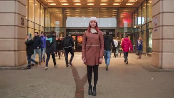 Młoda kobieta, pozowanie, ruchliwą ulicę, ludzie chodzą, Hd — Wideo stockowe