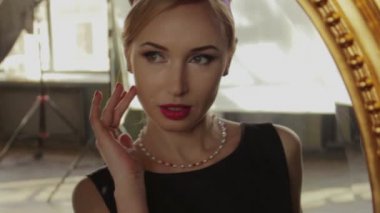 Güzel sarışın Model aynada görünüyor