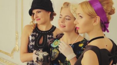 Üç çekici model poz