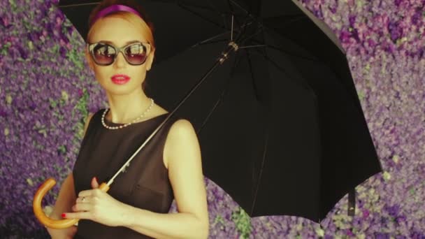 Model mit Regenschirm posiert im Fotostudio — Stockvideo