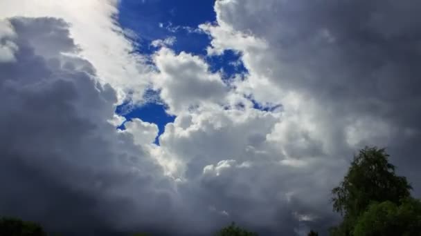 Changement du temps dans le ciel, du ciel clair au ciel couvert 