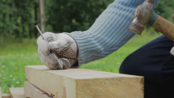Arbeiter hämmert mit Ton einen Nagel ein — Stockvideo