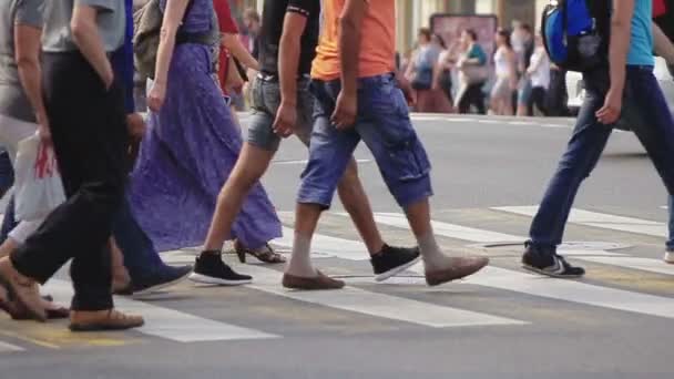 Пешеходы переходят улицу Медленное движение Санкт-Петербург 01 Августа 2016 — стоковое видео