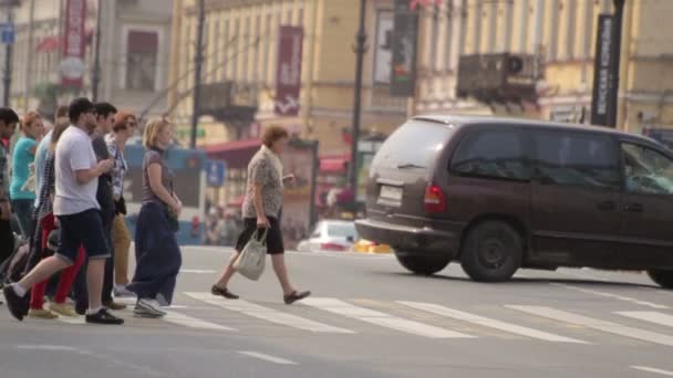 Gyalogos átkelés az utcán lassított Saint Peterburg 2016. augusztus 01. — Stock videók