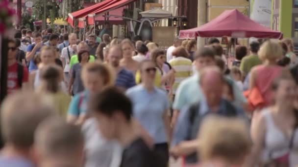 Grande multidão de pessoas caminha lento movimento — Vídeo de Stock