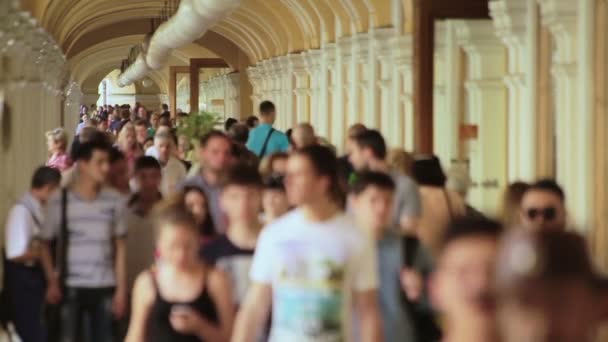 Une foule énorme de personnes marche au ralenti — Video