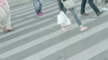 İnsanlar geçiş Sokağı. Kalabalık yaya geçidi