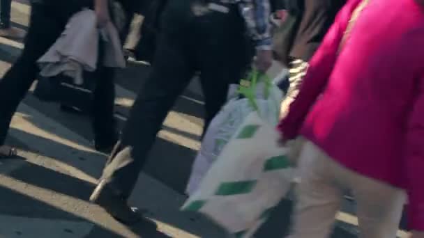 Los peatones cruzan la calle durante la hora punta en una gran ciudad — Vídeos de Stock