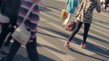 İnsanlar geçiş Sokağı. Kalabalık yaya geçidi