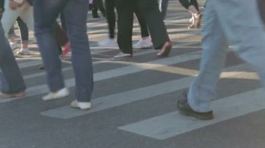İnsanlar geçiş Sokağı. Kalabalık yaya geçidi