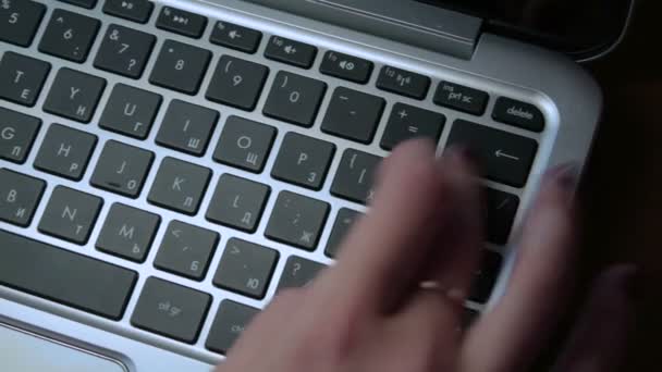 Frau arbeitet mit ihrem Laptop — Stockvideo
