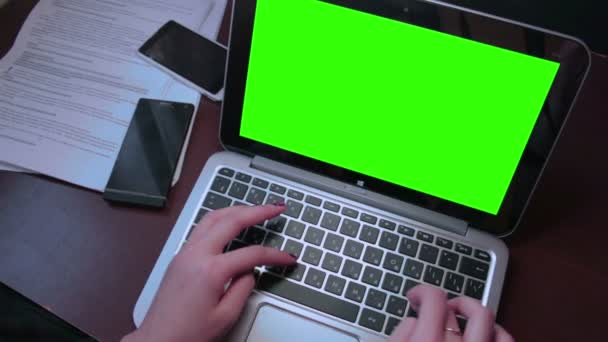 Vrouw die met haar laptop werkt. Groen scherm — Stockvideo