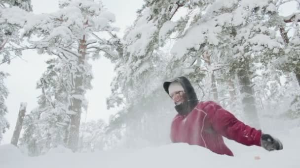 Jovem a atirar neve para cima. câmara lenta — Vídeo de Stock