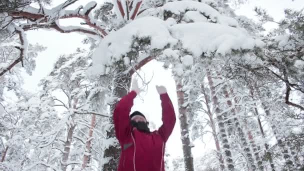 Atraktivní žena třese zasněžené pobočky — Stock video