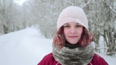 Genç ve güzel kadın bir kameraya arıyor