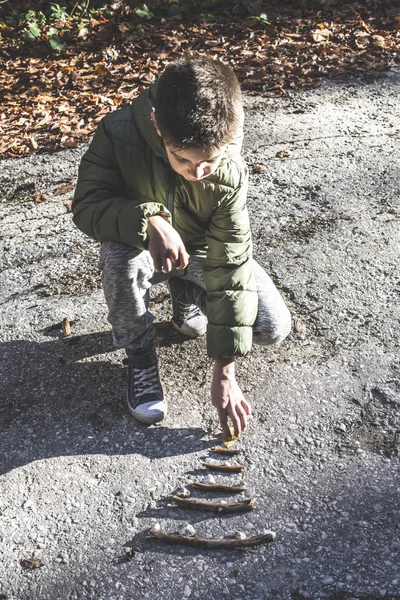 Niño hacer pino — Foto de Stock