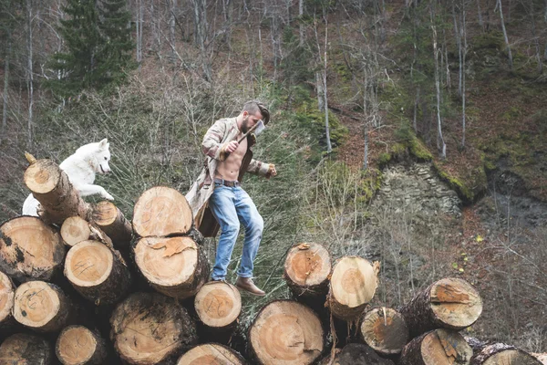 Muž a pes na protokoly v lese — Stock fotografie