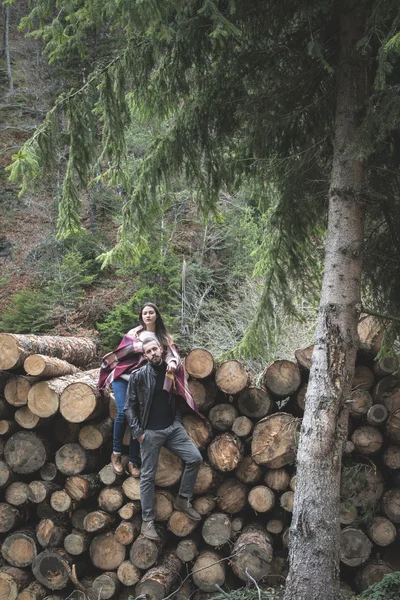 Žena a muž na dřevo protokoly — Stock fotografie