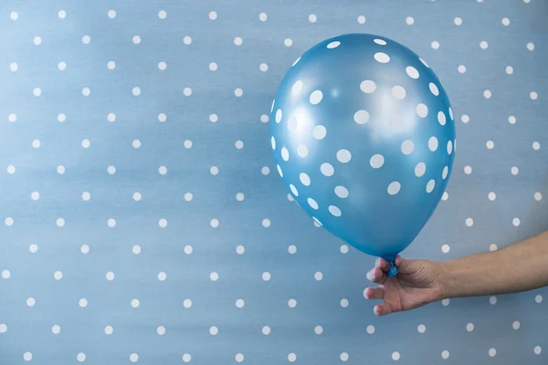Elini tutarak balon — Stok fotoğraf