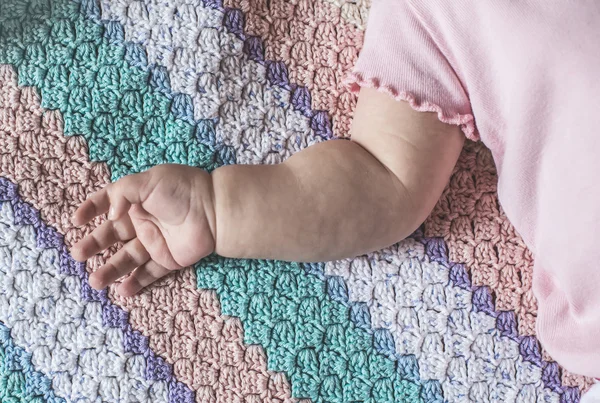 침대에 아기 손 — 스톡 사진