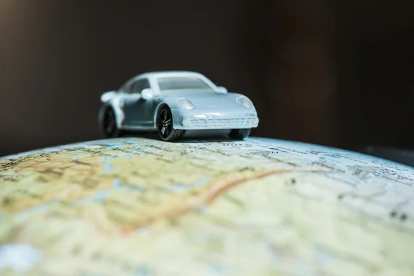 Figura do carro no globo — Fotografia de Stock