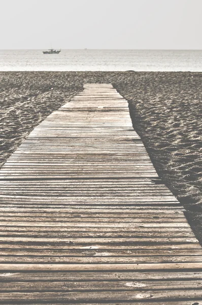 Strand en houten trail. — Stockfoto