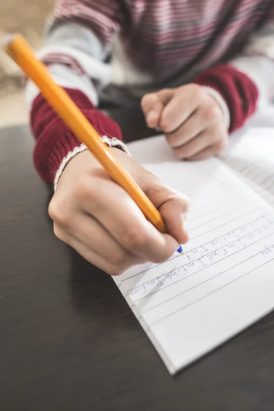 Kind schrijven in een notitieblok — Stockfoto