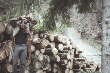 Ormandaki genç adam saçını düzeltmek