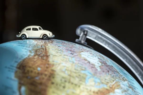 Figurine de voiture sur le globe — Photo