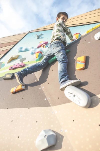 Niño escalando en la pared de escalada — Foto de Stock