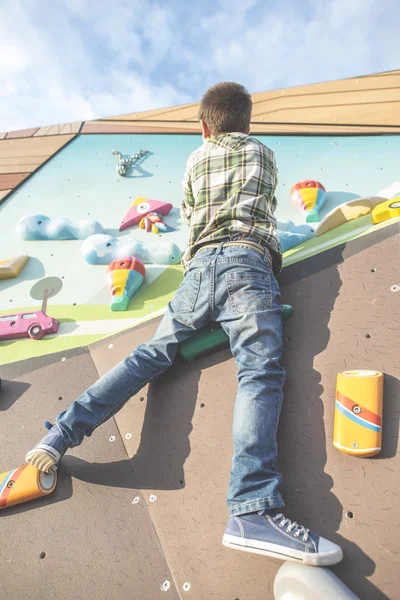 Child climbing on climbing wall — Stock Photo, Image