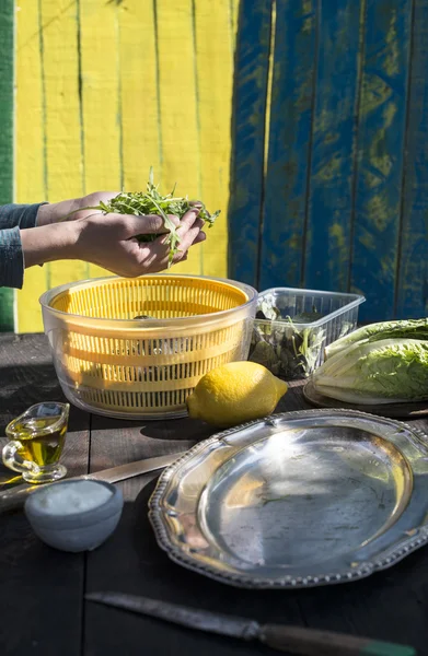 Mujer preparando ensalada — Foto de Stock