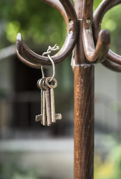 Bundel van oude sleutels op hanger — Stockfoto