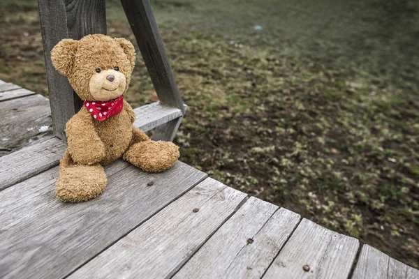 Teddybär auf Seebrücke — Stockfoto