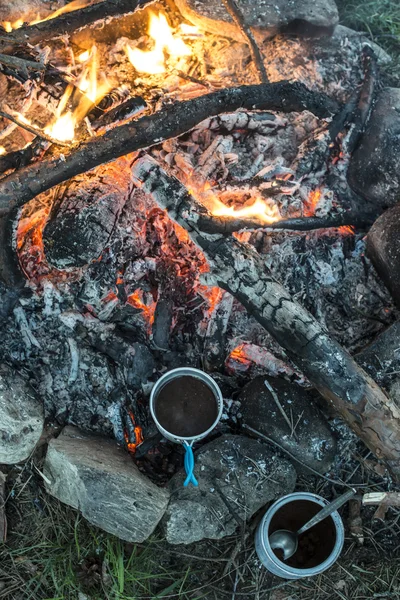 Виготовлення кави на багатті — стокове фото