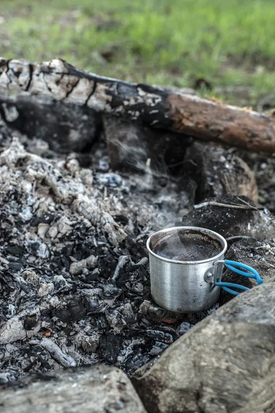 Vaření kávy na táborák — Stock fotografie